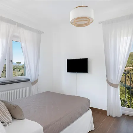 Simona - De Vivo Realty