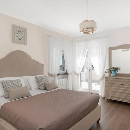 Simona - De Vivo Realty *